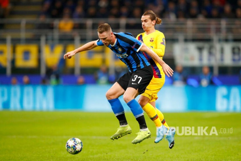 Bek Inter Milan, Milan Skriniar (kiri).