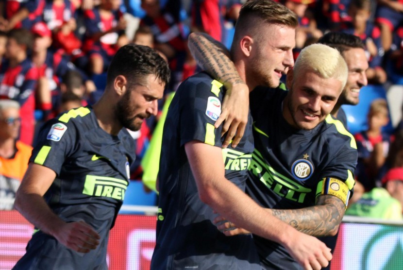 Skriniar (tengah) bersama Mauro Icardi merayakan gol Inter Milan ke gawang Crotone, Sabtu (16/9). Inter Milan meneruskan performa positif dengan menaklukan Crotone 2-0 pada lanjutan Liga Italia Serie A.