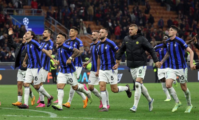 SKuad Inter Milan merayakan kemenangan atas AC Milan di Liga Champions.