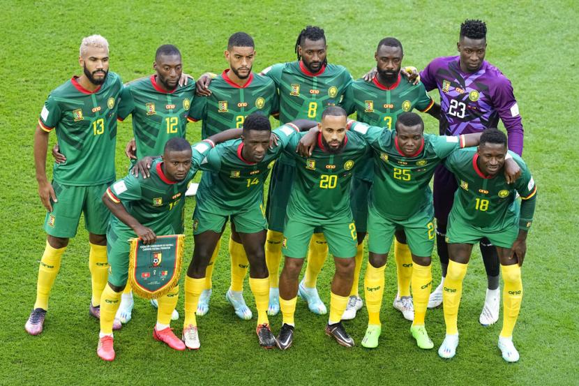 Skuad Kamerun berpose sebelum pertandingan sepak bola grup G Piala Dunia antara Swiss dan Kamerun, di Stadion Al Janoub di Al Wakrah, Qatar, Kamis, 24 November 2022. 