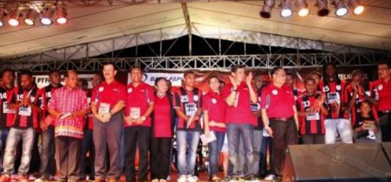 Skuad Persipura 2011/2012 bersama seluruh pengurus berfoto bersama pada acara launching Tim Persipura, di Lapangan Papua Trade Center Jayapura, Senin (28/11).