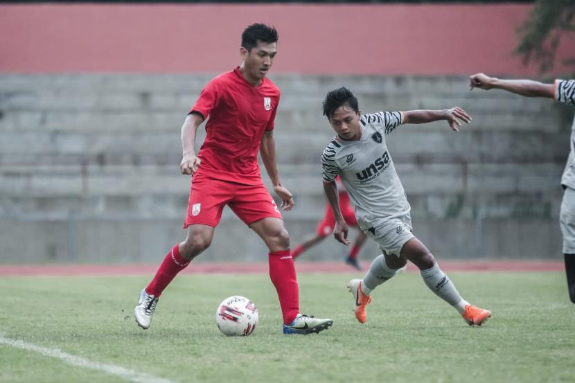 Skuad Persis Solo menjalani laga perdana dalam pertandingan uji coba di Stadion Universitas Sebelas Maret (UNS) Solo.