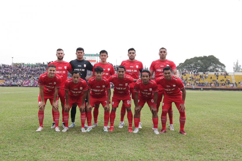 Skuad Persis Solo saat melawan Persik Kediri di Stadion Wilis, Kota Madiun, Jawa Timur. 