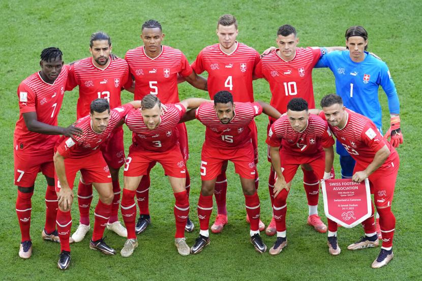  Skuad Swiss berpose sebelum pertandingan sepak bola grup G Piala Dunia antara Swiss dan Kamerun, di Stadion Al Janoub di Al Wakrah, Qatar, Kamis, 24 November 2022. 
