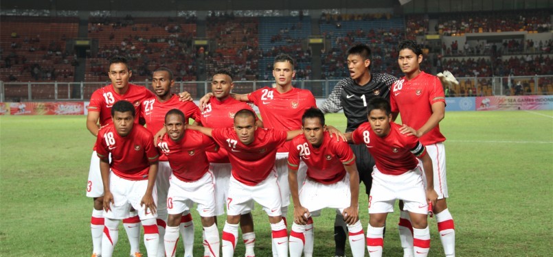 Skuad Timnas U-23 yang diturunkan pada laga pertama melawan Kamboja, GBK, Senin, 7/11. (Republika Online/Fafa)