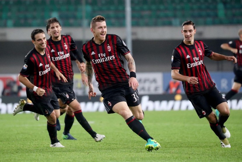 Skuat AC Milan yang sebagian besar adalah pemain muda pada sebuah laga Serie A, Oktober 2016.