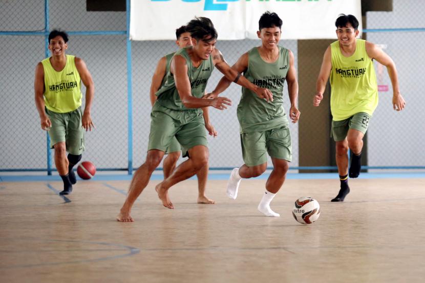 Skuat Amartha Hangtuah bermain futsal, mengisi waktu pascapengumuman dihentikannya IBL 2020. Pasukan Hangtuah tak dibubarkan dan tetap berada di asrama klub.