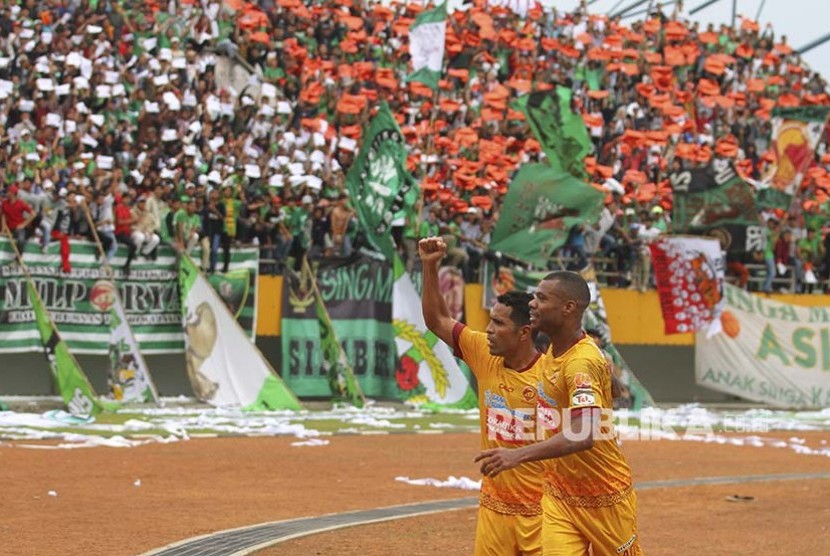 Skuat asing Sriwijaya FC Alberto Goncalves (kiri) bersama rekan satu timnya Hilton Moreira (kanan) melakukan selebrasi seusai mencetak gol dalam sebuah laga di Stadion Gelora Jakabaring, Pelembang, Sumatra Selatan.