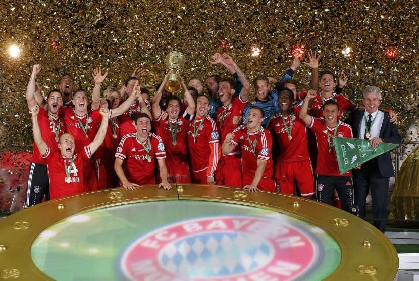 Skuat Bayern Muenchen usai menggondol trofi Piala Jerman (DFB Pokal) 2012/2013.