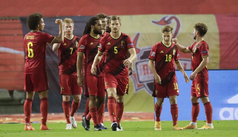Skuat Belgia merayakan gol.