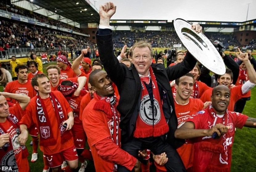 Skuat FC Twente dan pelatih Steve McClaren merayakan gelar juara Eredivisie 2009/2010.
