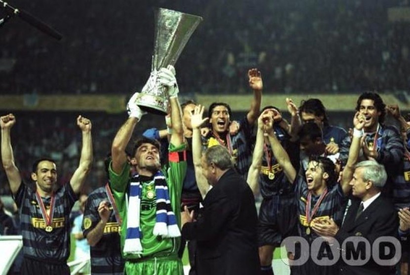 Skuat Inter Milan saat menjuarai Piala UEFA tahun 1998.