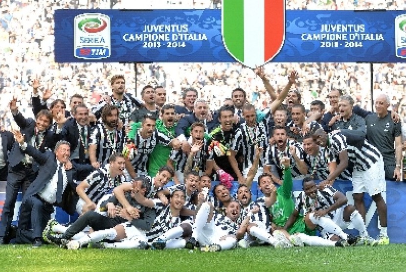 Skuat Juventus merayakan gelar Serie A Liga Italia musim 2013/14.
