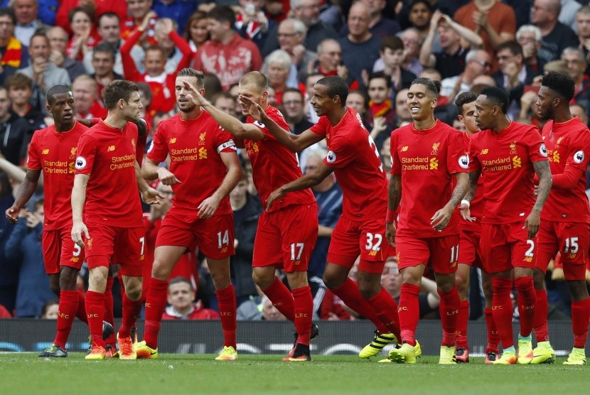 Skuat Liverpool merayakan gol