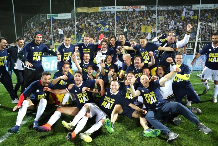 Skuat Parma merayakan promosi ke Serie A setelah mengalahkan Spezia 2-0, Jumat (19/5).