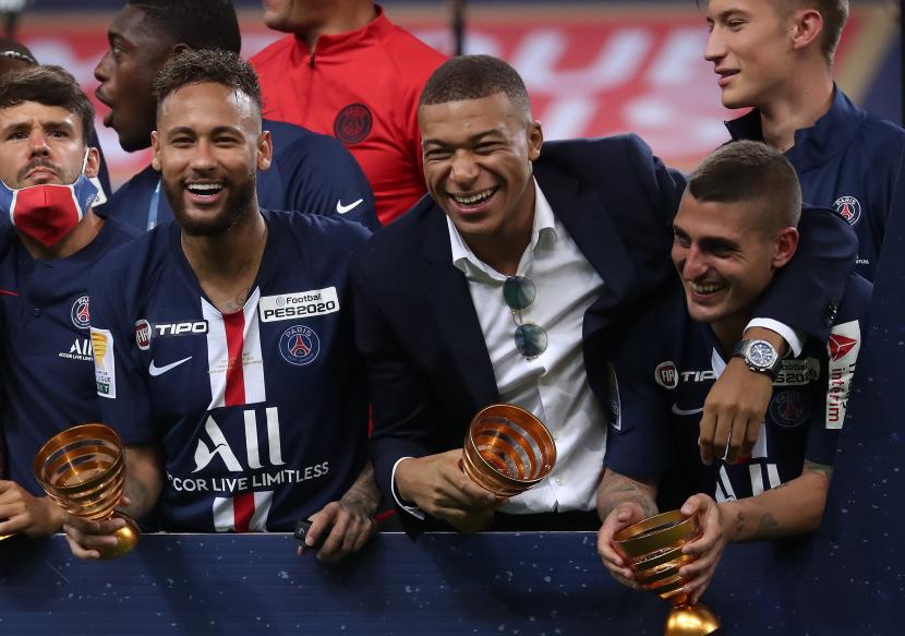 Skuat PSG merayakan gelar juara Piala Liga Prancis bersama Mbappe yang sedang mengalami cedera, Sabtu (1/8).