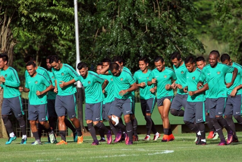 Skuat Timnas Indonesia berlatih di lapangan Sekolah Pelita Harapan (SPH) Karawaci, Tangerang, Banten, Jumat (9/12).