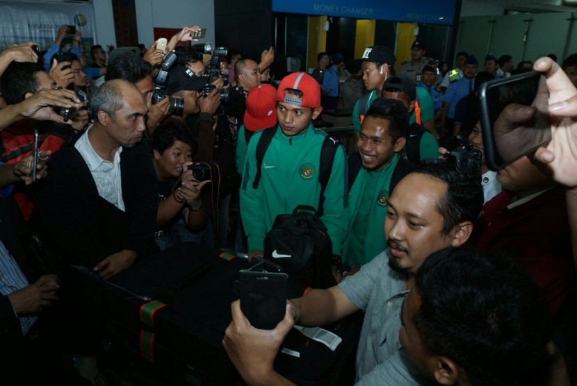 Skuat timnas Indonesia disambut hangat saat tiba di Bandara Soekarno Hatta, Kamis (8/12).