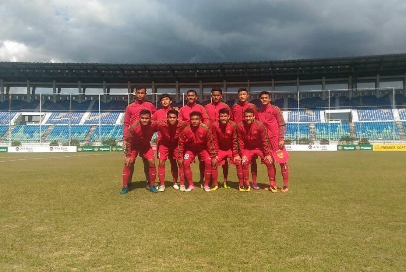 Skuat Timnas Indonesia U-19 berpose sebelum laga Piala AFF U-18 lawan Brunei Darussalam, Rabu (13/9).