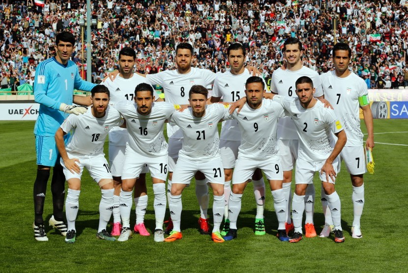 Skuat timnas Iran berpose sebulum laga kualifikasi Piala Dunia 2018 lawan Cina, di stadion Azadi, Teheran, Selasa (28/3). Iran menang 1-0.