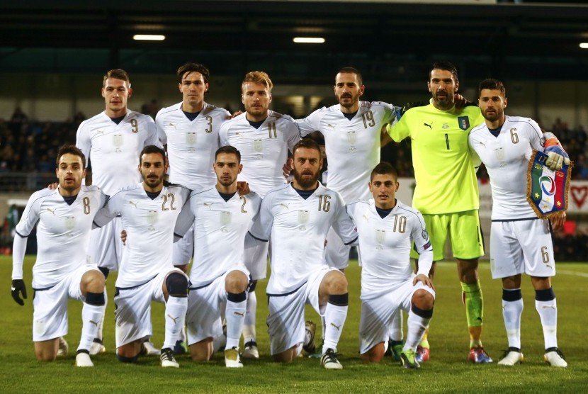 Skuat timnas Italia berpose jelang laga kualifikasi Piala Dunia 2018 lawan Liechsteinsten di stadion Rheinpark, Vaduz, Ahad (13/11) dini hari WIB. Italia menang dengan skor talak, 4-0.