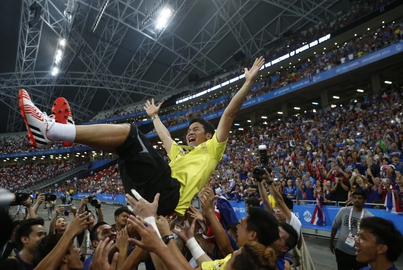 Skuat timnas Thailand melakukan selebrasi usai mengalahkan Myanmar 3-0 di parta final cabang olahraga sepak bola SEA Games 2015 di Singapura pada 15 Juni 2015. 