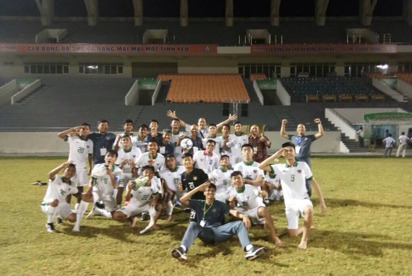 Skuat timnas U-16 Indonesia seusai laga lawan Myanmar di stadion San Van Dong Xuan, Vietnam, Rabu (14/6). 