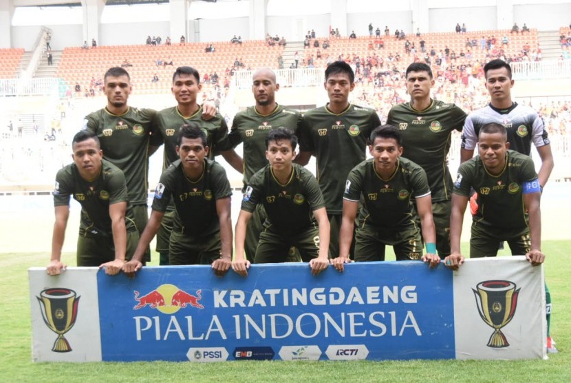 Skuat Tira Persikabo sebelum menghadapi Persija Jakarta pada leg pertama babak 16 besar Piala Indonesia di Stadion Pakansari, Cibinong, Jawa Barat, Ahad (17/2).