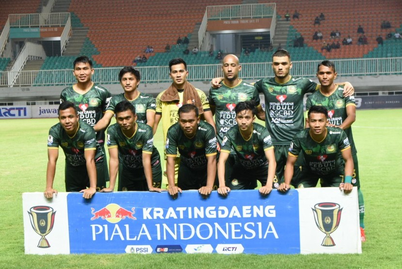 Skuat Tira Persikabo sebelum menghadapi Semen Padang pada leg kedua babak 32 besar Piala Indonesia di Stadion Pakansari, Cibinong, Jawa Barat, Sabtu (2/2).