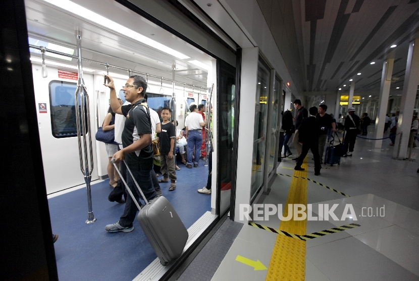  Skytrain melintas mengangkut penumpang di Bandara Soekarno-Hatta. (ilustrasi)