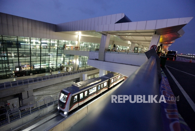 Skytrain melintas mengangkut penumpang di Bandara Soekarno-Hatta, Tanggerang, Banten, Ahad (17/9).
