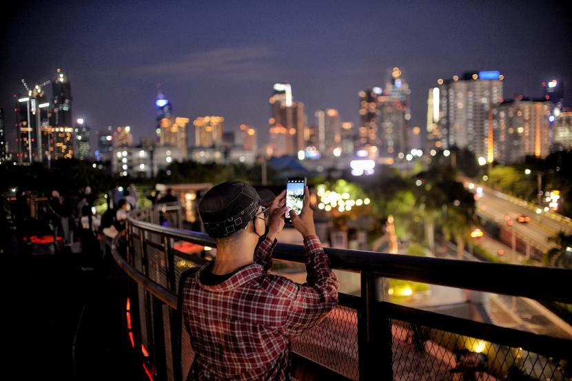 Skywalk Senayan Park menjadi salah satu objek wisata yang ramai dikunjungi oleh warga dengan menyajikan pemandangan lanskap perkotaan.