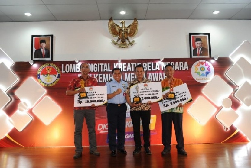 Slamet Ginting, (pertama dari kanan), wartawan Republiika meraih juara III dalam Kemenhan Award 2019.