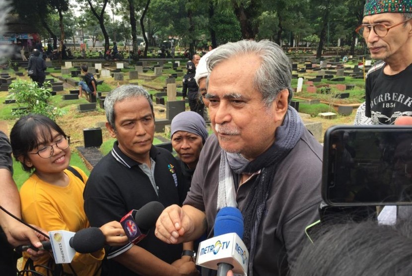 Slamet Raharjo saat menghadiri pemakaman Ade Irawan di TPU Tanah Kusir Jakarta pada Sabtu (18/1). 