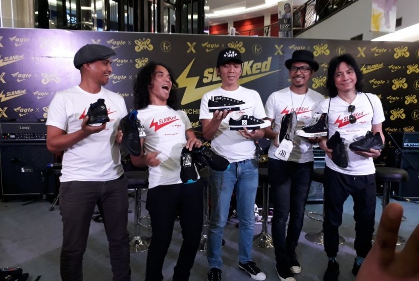 Slank berkolaborasi dengan PT GF Indonesia (Eagle) meluncurkan sepatu edisi terbatas 