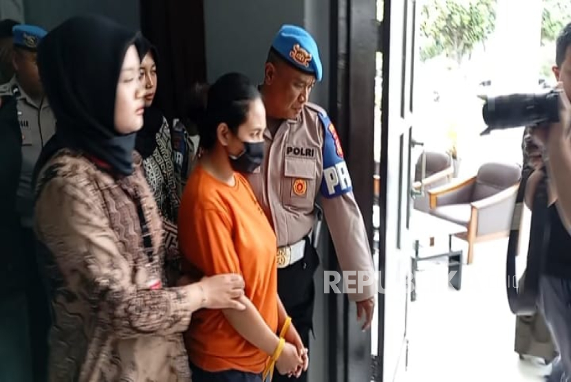 SM (26 tahun) nekat menganiaya anak sambungnya RAF (4 tahun) hingga tewas di rumah kontrakannya di Jalan Desa Cipadung, Kelurahan Cipadung, Kota Bandung, Jumat (21/11/2025). Ia meluapkan amarah kepada korban karena merasa cemburu terhadap suaminya yang lebih perhatian kepada RAF. 