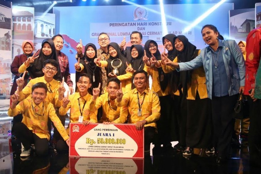 SMA Al Azhar Kota Palu Juarai Lomba Cerdas Cermat MPR.