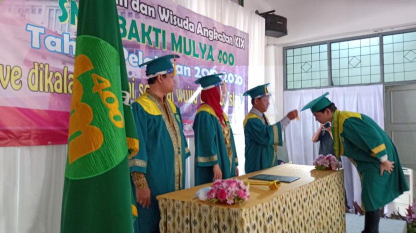 SMA Bakti Mulya 400 Jakarta menggelar wisuda secara drive thru, Sabtu (27/6).