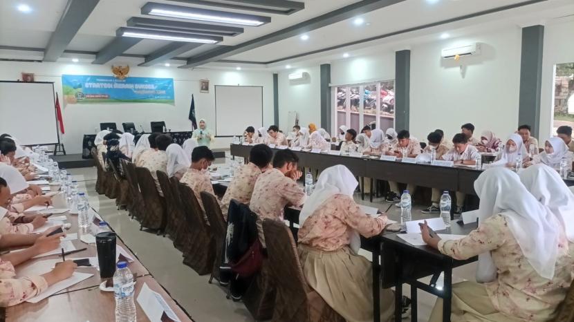 SMA Bina Insani, Bogor, mengadakan Pembekalan 2 untuk memantapkan persiapan siswa kelas XII menuju dunia perkuliahan, di Bogor, 18-19 Januari 2023.