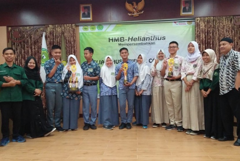 SMA Bosowa Bina Insani berhasil meraih juara ke-3 Biologi Festival yang diadakan oleh Universitas Pakuan Bogor.