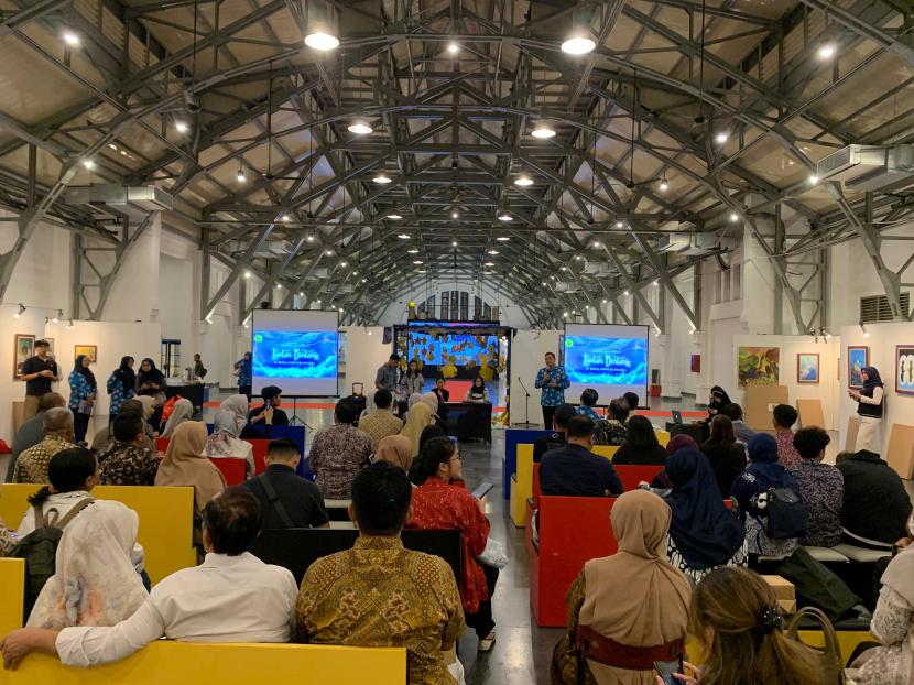 SMA Labschool Jakarta melalui ekstrakurikuler ACOLabs (Art Community of Labschool) kembali menggelar pameran Seni Rupa pada 16-18 Juli 2024 lalu. Kali ini kegiatan pameran diikuti oleh 36 murid dari SMA Labschool Jakarta dengan tambahan tiga peserta dari SMA Diponegoro 1. 