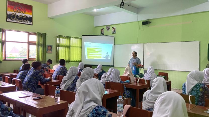 SMA Muhammadiyah 3 Yogyakarta memulai program Native Class di Kampus 2 sekolah tersebut pada Jumat (1/11/2024). Program yang diselenggarakan oleh PT Gonative Semesta Gemilang ini melibatkan Mr Daniel, seorang native speaker asal Kanada, yang hadir untuk melatih para siswa dalam keterampilan bahasa Inggris dengan lebih autentik dan akan berlangsung selama satu pekan hingga 8 November 2024.