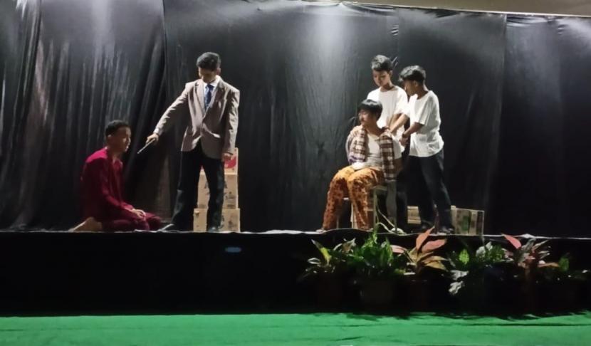 SMA Muhammadiyah 4 Depok menggelar pementasan seni drama siswa di aula SMAM 4 Depok, Sabtu (11/2/2023).