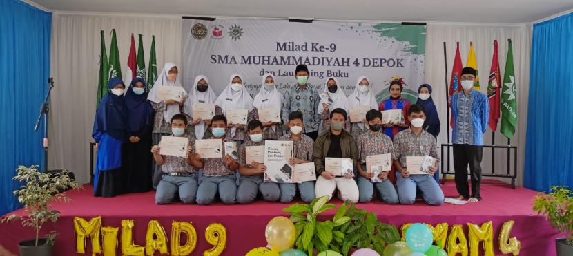 SMA Muhammadiyah 4 Depok merayakan milad ke-9 dan meluncurkan dua buku, Sabtu (19/2).