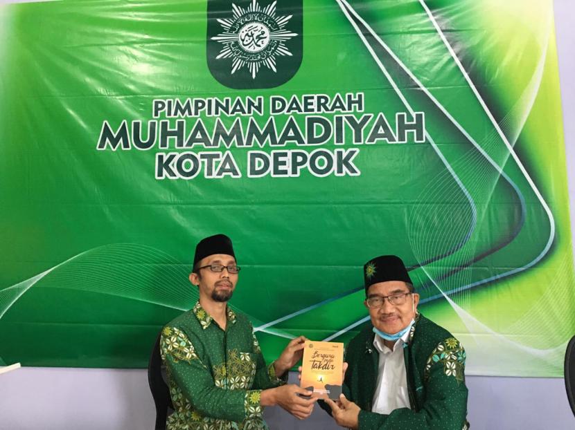 SMA Muhammadiyah 4 Kota Depok meluncurkan buku berjudul Berguru pada Takdir, Selasa (24/11).
