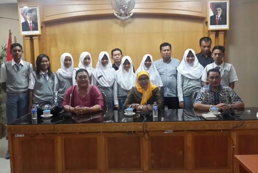 SMA N 3 Jambi berpose usai pembekalan lomba empat pilar.