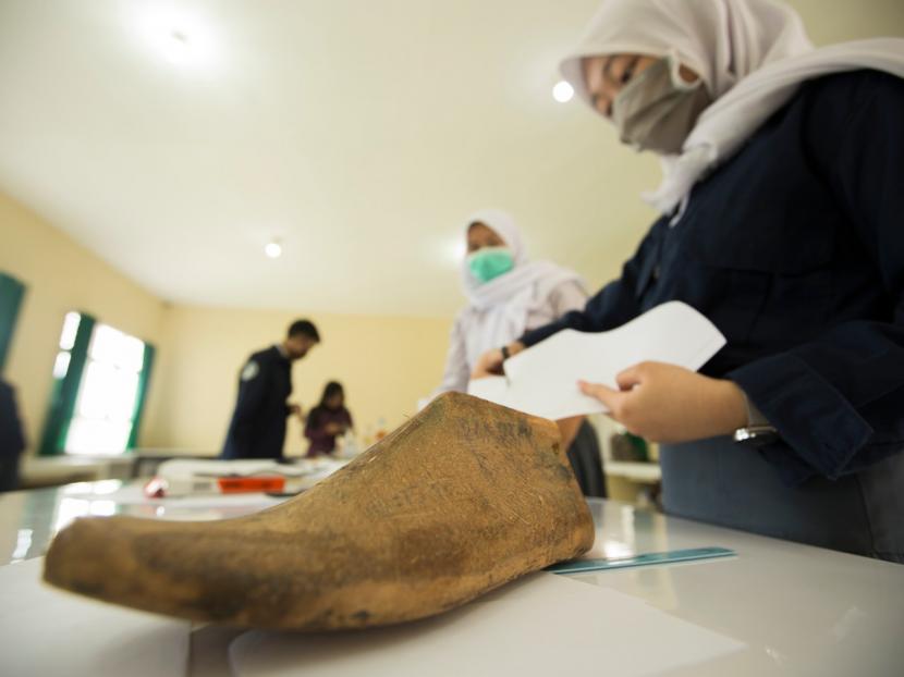 SMA Negeri 1 Cisarua, Kabupaten Bandung Barat, tengah membuat sepatu.