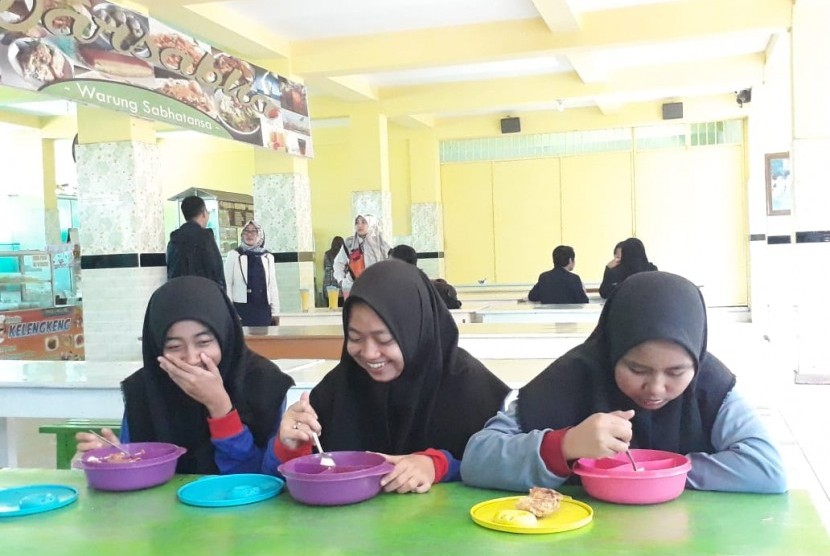 SMA Negeri 7 Kota Malang menerapkan program pengurangan sampah plastik sejak 2015. 