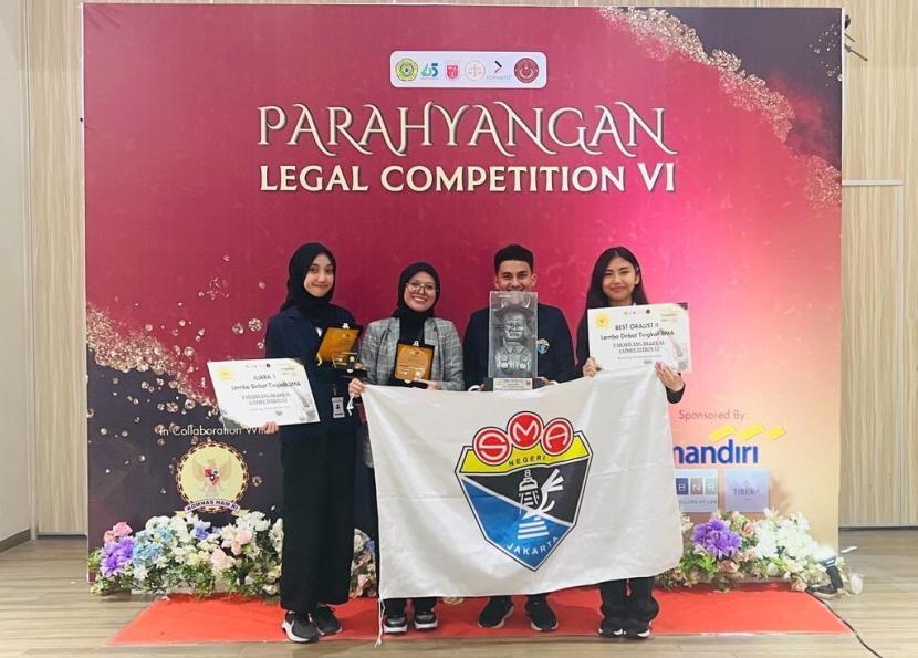 SMA Negeri 8 Jakarta berhasil meraih juara I Lomba Debat tingkat SMA dan Best Oralist II dari Parahyangan Legal Competition (PLC) ke VI.