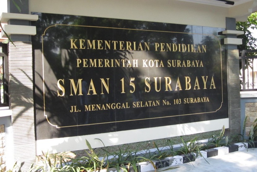 SMA Negeri (SMAN) 15 Surabaya.